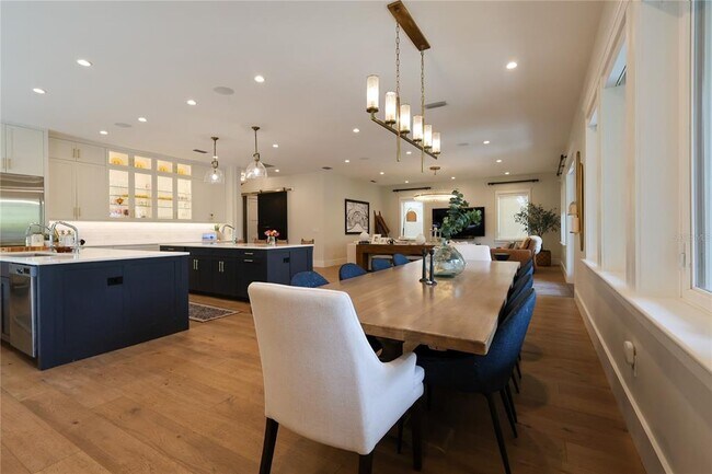 Building Photo - 2402 W Parkland Blvd