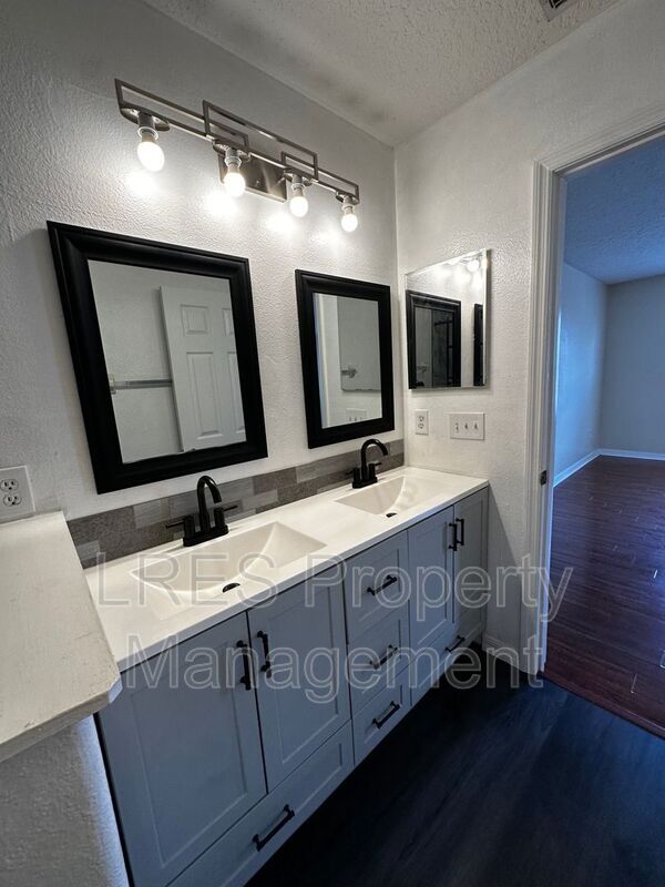 Building Photo - 2825 Cliffe Ct