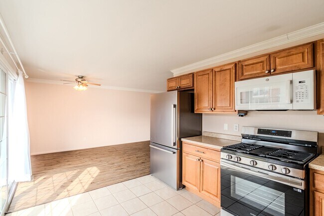 Building Photo - 474 N Fox Hills Dr
