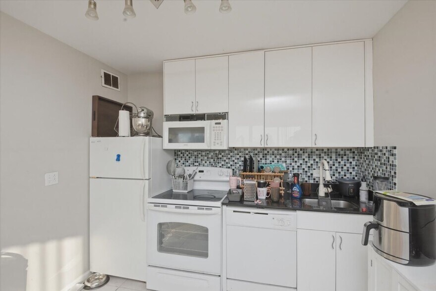 Building Photo - 1440 N Lake Shore Dr