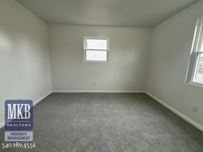 Building Photo - Ruddell Road Triplex