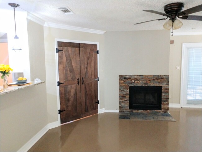 Building Photo - $1495 – 2 Bed / 1 Bath Condominium in cent...