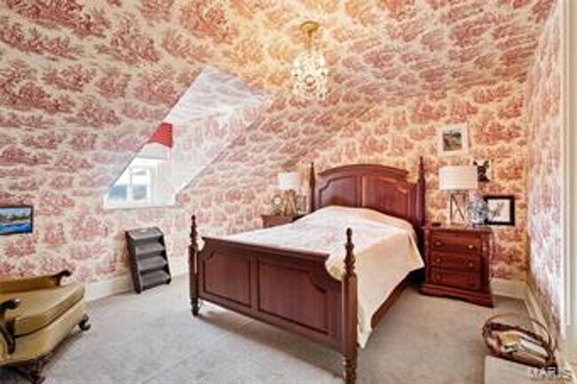 Building Photo - Beautiful 2 bedroom/ 2 bathroom apartment located right on Historic Main Street in St. Charles.