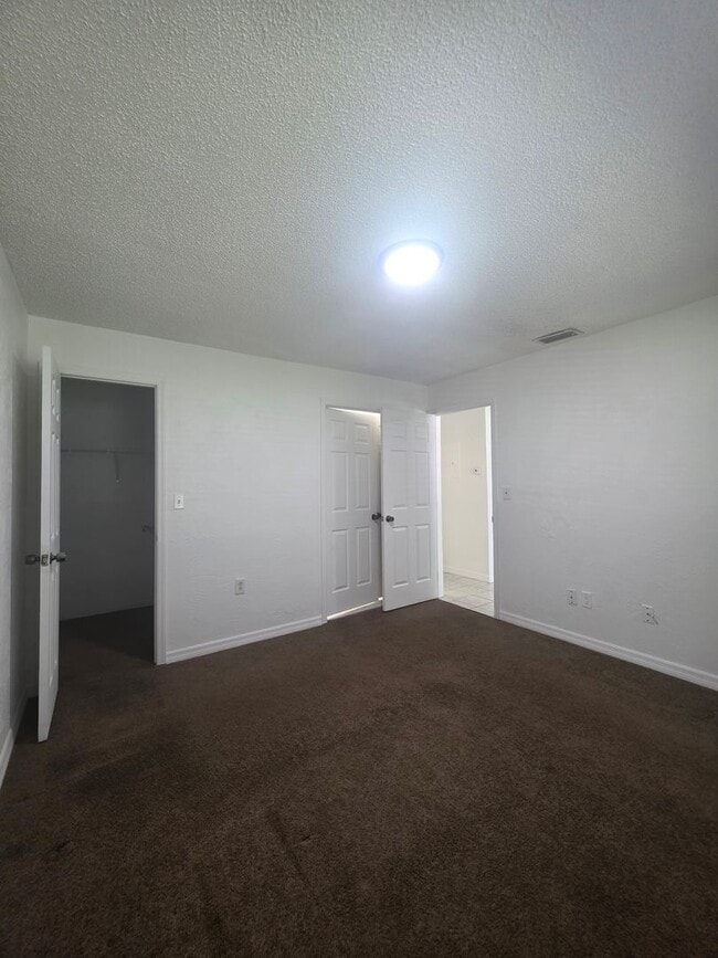 Building Photo - 2 Bedroom 2 Bath Apartment Home *** Limite...