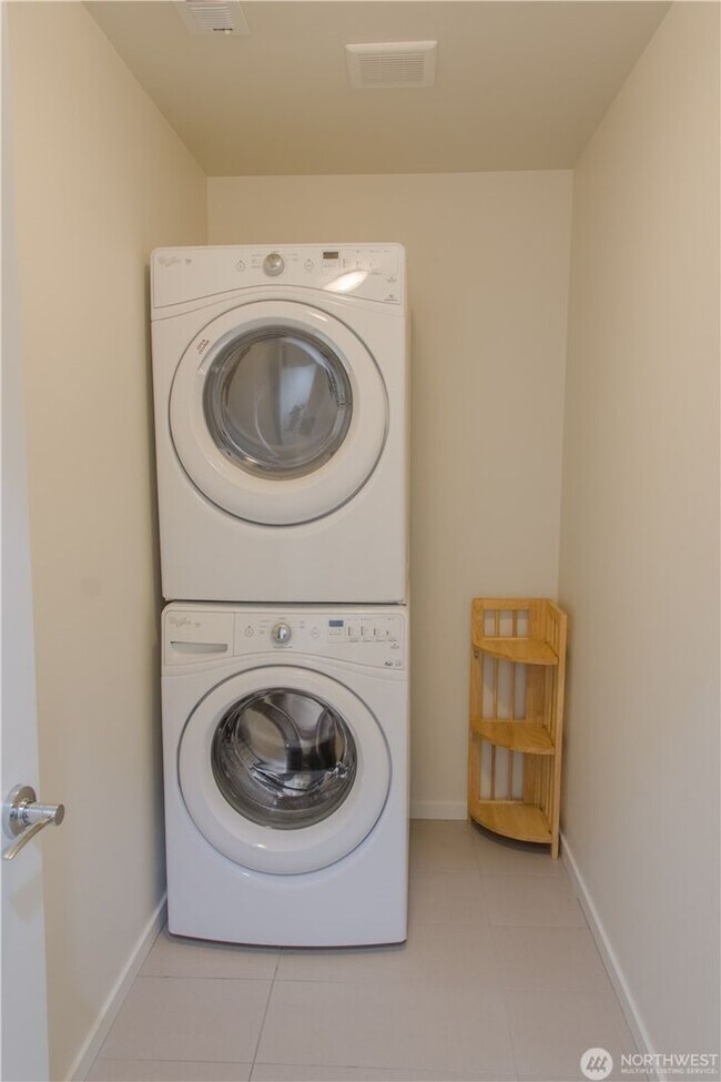 Building Photo - 2bd/1ba Seattle Home