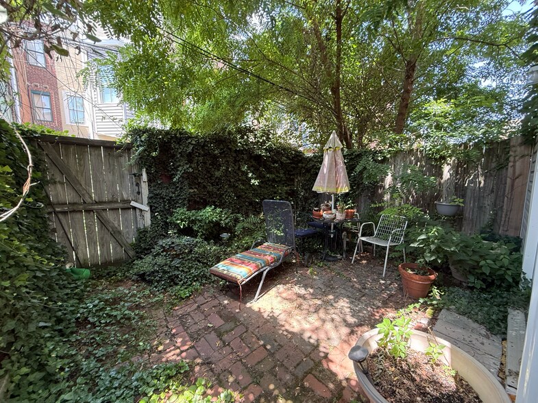 Building Photo - 828 Corinthian Ave