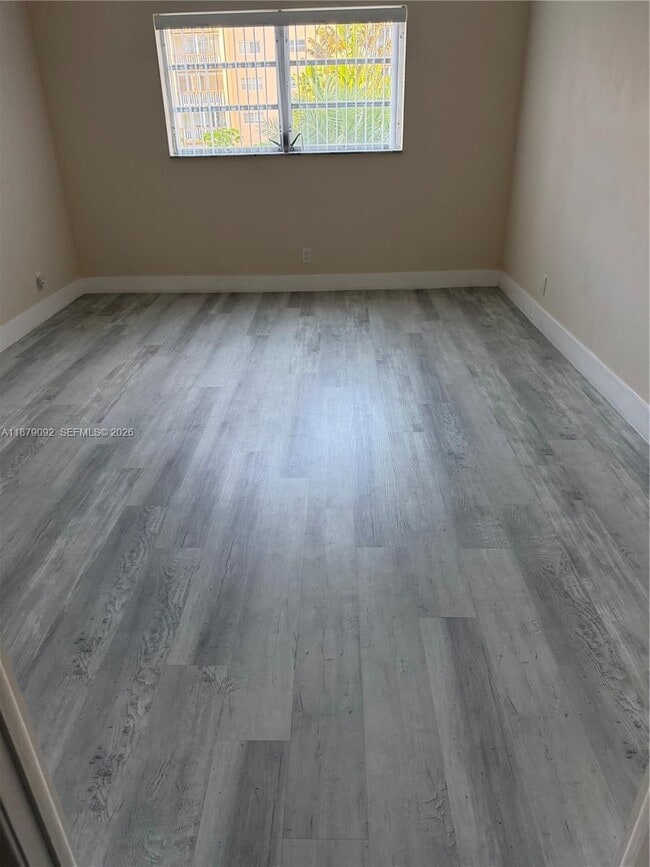 Building Photo - 901 NE 14th Ave