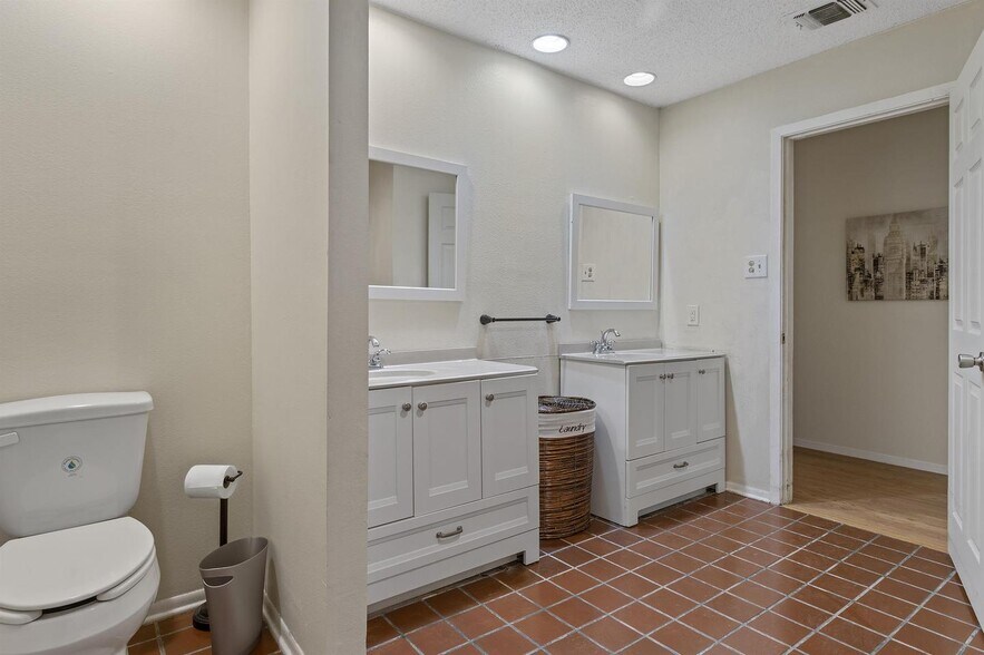 Building Photo - Spacious San Antonio home with open layout...