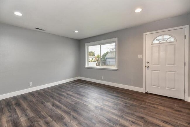 Building Photo - Beautifully Remodeled Duplex - 2 Bed, 1 Bath