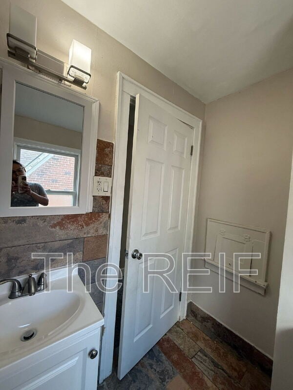 Building Photo - 14732 Woodmont Ave