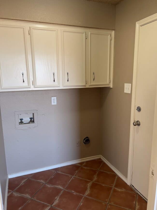 Building Photo - 302 E 17th St