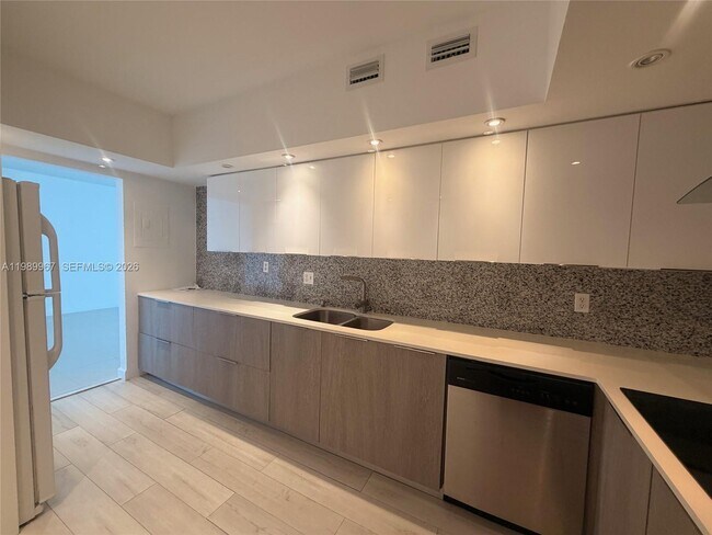 Building Photo - 4001 S Ocean Dr