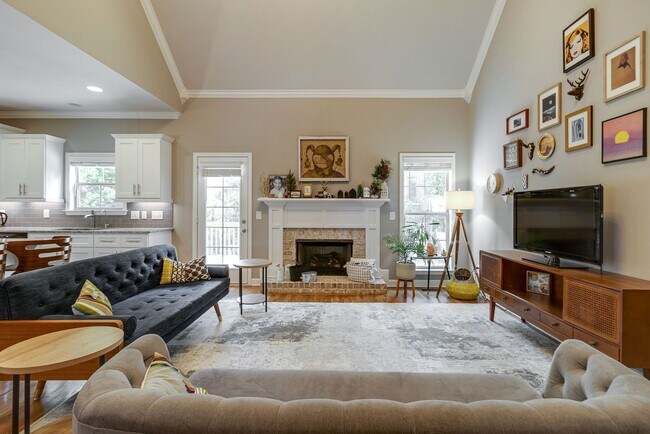 Building Photo - 4 Bedroom, 3 Bath Home w/ Backyard and 2 Car Garage