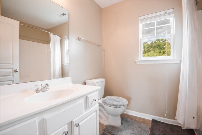 Building Photo - Beautiful Home in Lochside Neighborhood