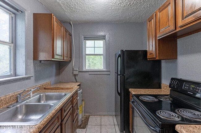 Building Photo - 1526 W 22nd St