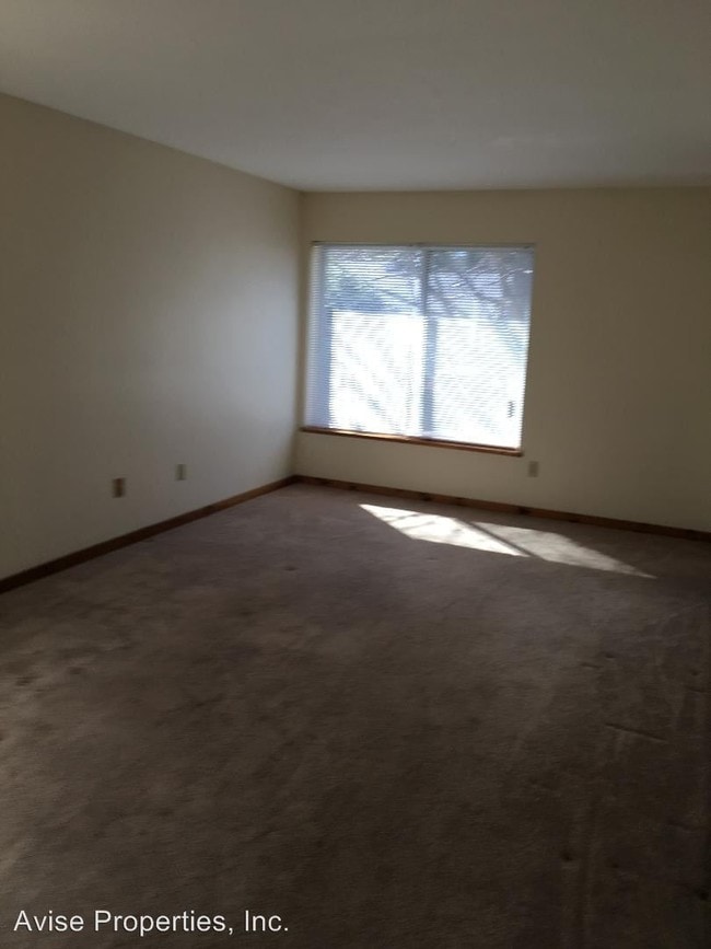 Building Photo - 52 Village Green Rd