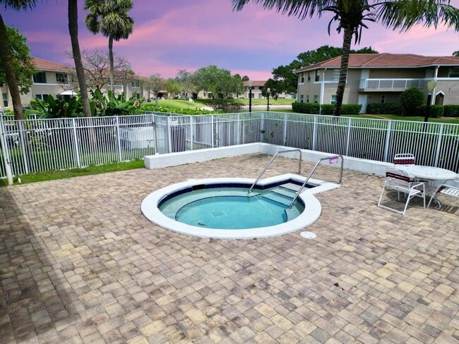 Building Photo - 10008 Twin Lakes Dr