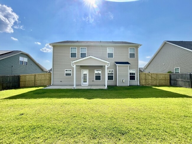 Building Photo - 4 Bed, 2 And A Half Bath Nest In Bedford