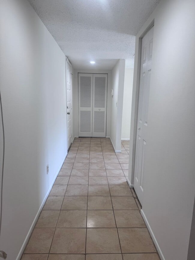 Building Photo - Temple Terrace Condo
