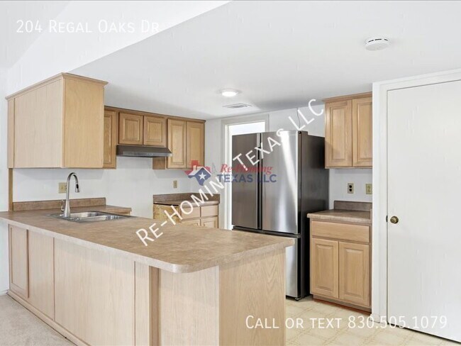 Building Photo - 204 Regal Oaks Dr