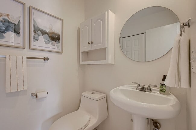 Building Photo - Corner Unit 2 BDR / 2.5 BA Townhome