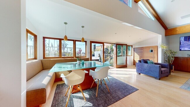 Building Photo - 3205 Bayview Dr
