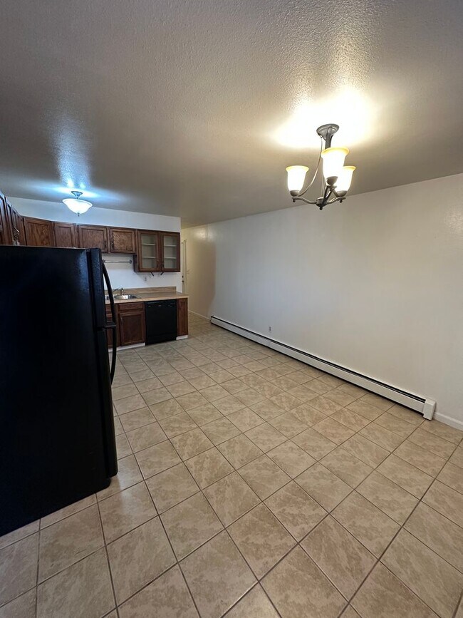 Building Photo - EM1304