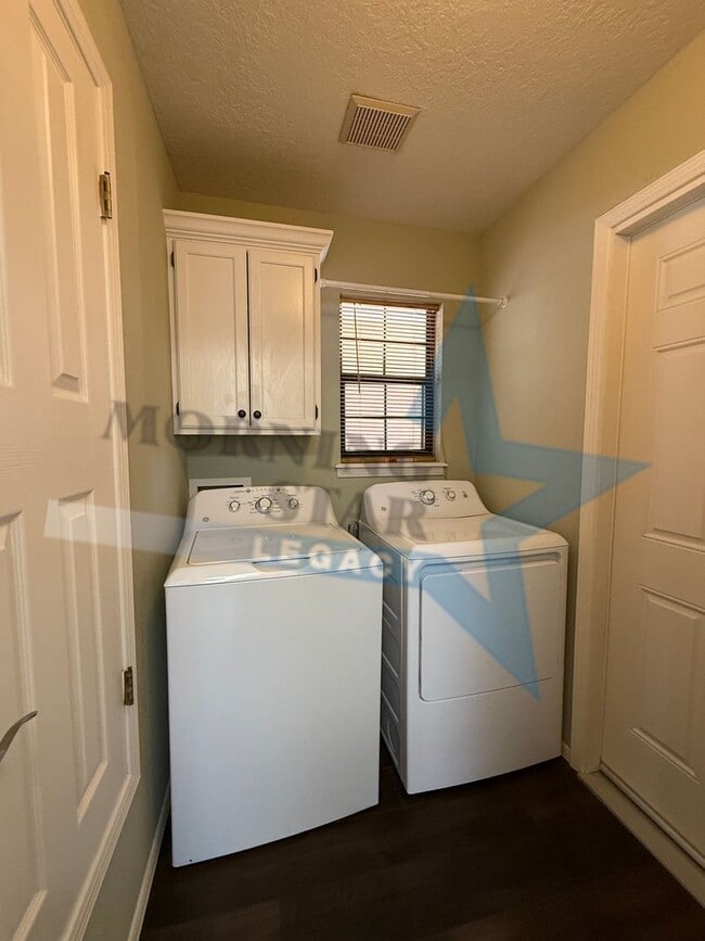 Building Photo - Roadrunner area! LOVELY two bedroom home.