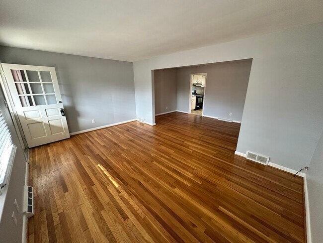 Building Photo - RED125/127