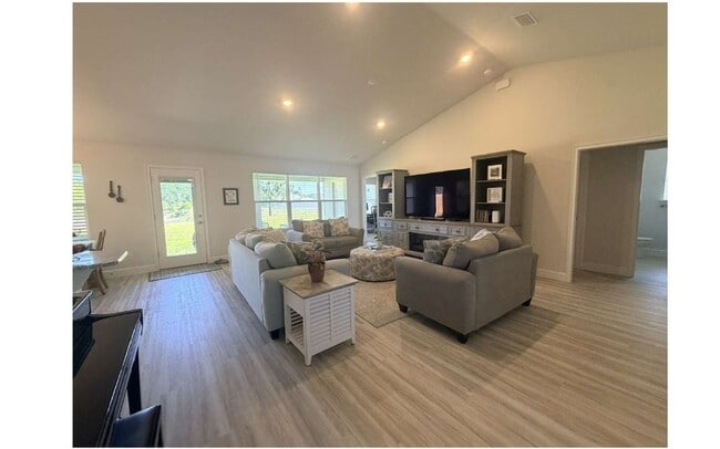 Building Photo - 297 SW Silverpalm Dr