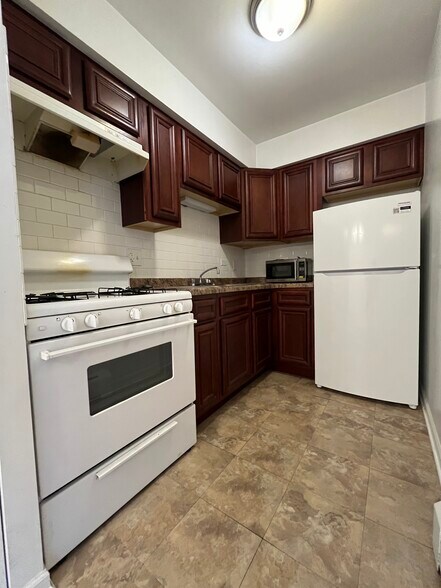 Building Photo - 736 W Buena Ave