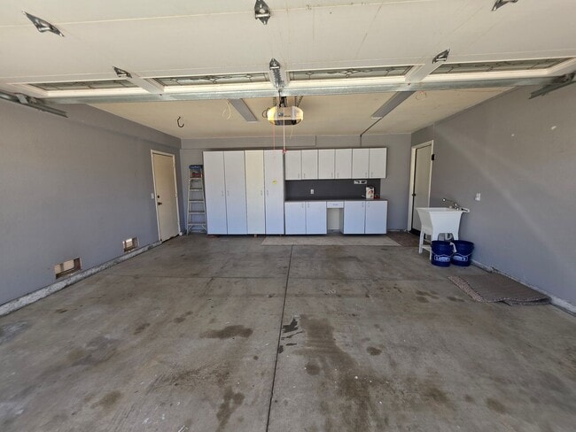 Building Photo - Spacious 4 Bedroom 2 bath Home in Victorville – Landscaping Included!