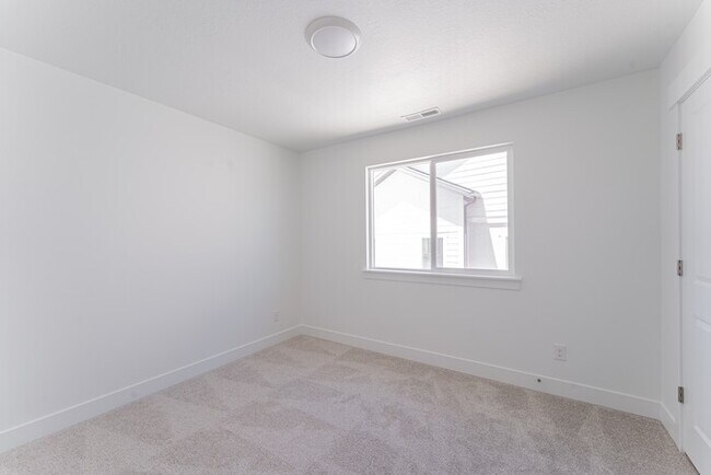 Building Photo - Townhouse in Saratoga Springs
