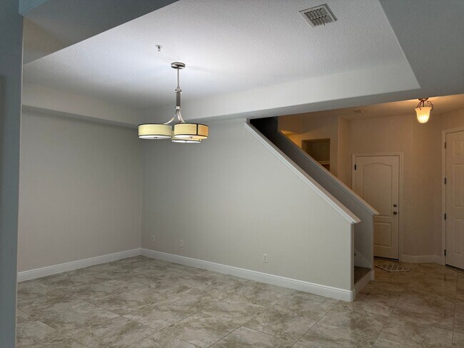 Building Photo - Come and Experience This Townhouse
