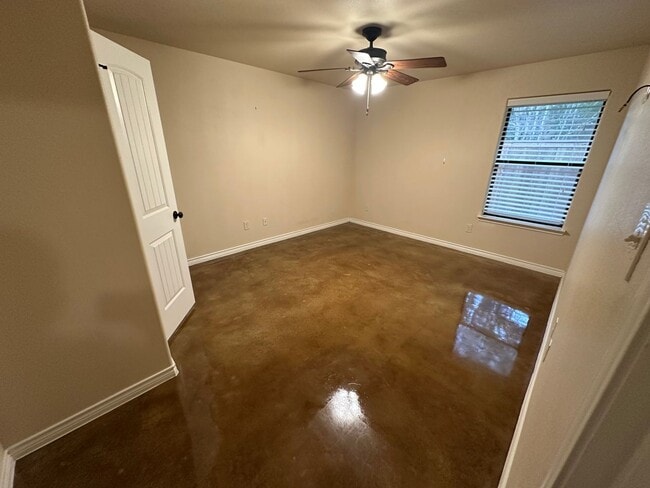 Building Photo - AVAILABLE NOW!!