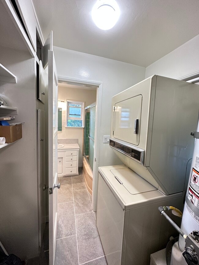 Laundry and pantry - 306 N Screenland Dr