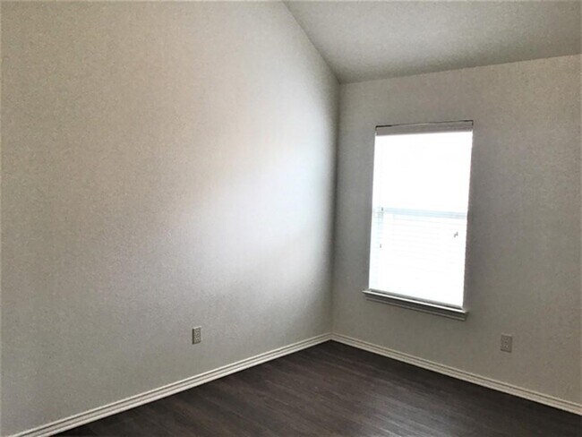Building Photo - 15818 Shoreline Terrace Dr