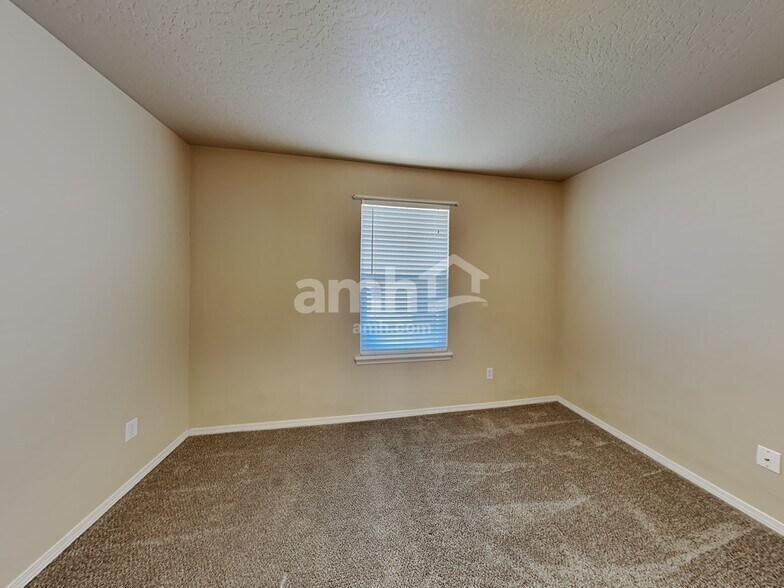 Building Photo - 211 Parkmont Way