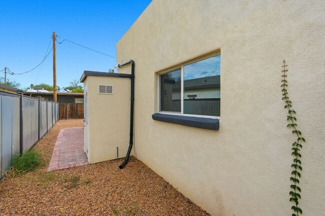 Building Photo - Bright, Fresh & Pet-Friendly — 3BR Retreat Minutes from U of A