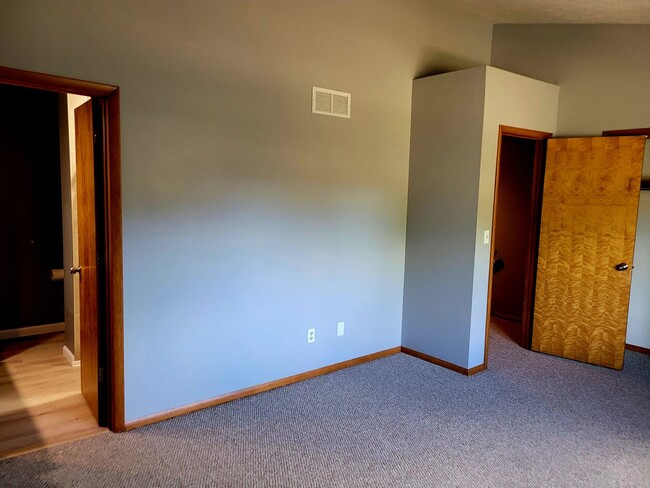 Building Photo - 4 bedroom Townhouse on Bloomington's South Side; Located in The Woodlands!