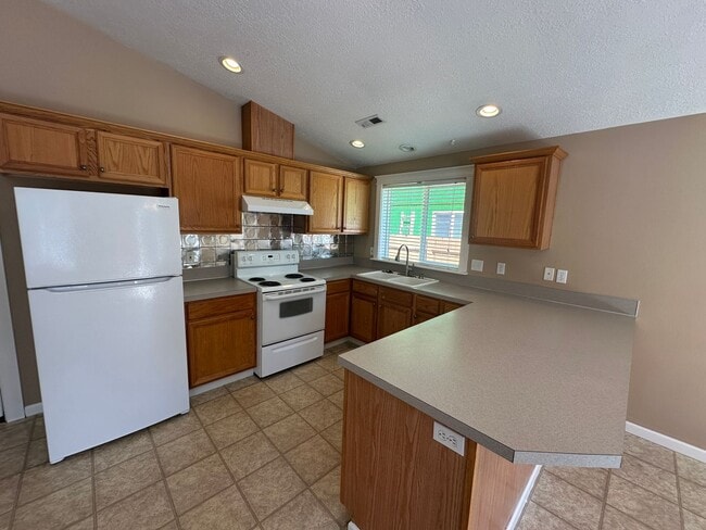 Building Photo - Three Bedroom Two Bath Home