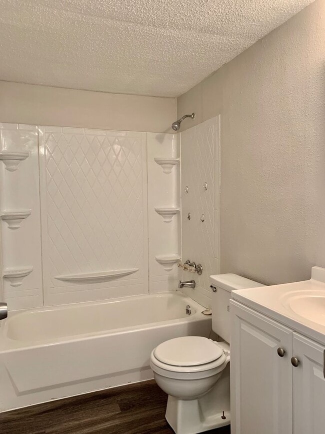 Building Photo - 2 Bedroom apartment w/ Washer and Dryer