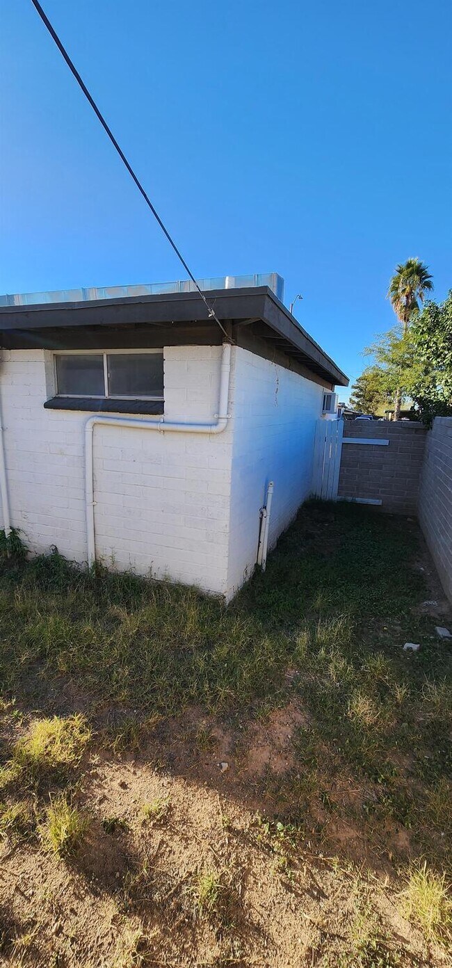 Building Photo - 2126 E Hidalgo Vista