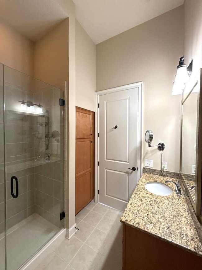 Building Photo - Lovely Condo in Tranquil Court