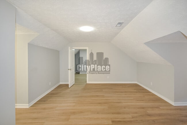 Building Photo - 2224 N Kenwood Ave