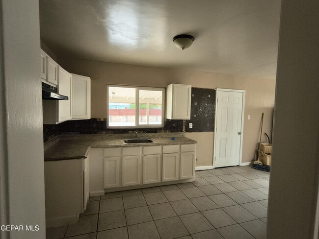 Building Photo - 4918 Guadalupe Dr