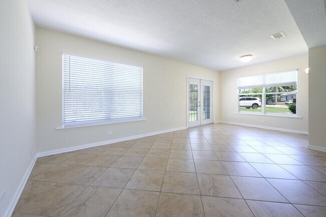 Building Photo - 1452 Crest Dr