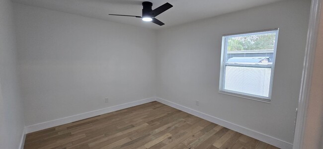 Building Photo - Completely remodeled 4 Bed 4 Bath home wit...