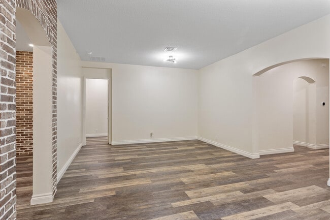 Building Photo - 175 NW Willow Grove Ave