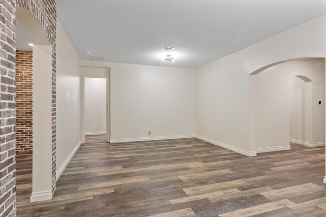 Building Photo - 175 NW Willow Grove Ave